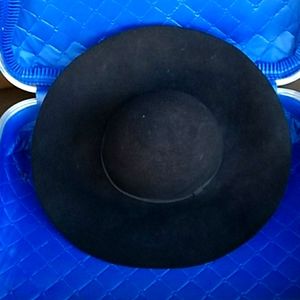 Floppy brim wool hat